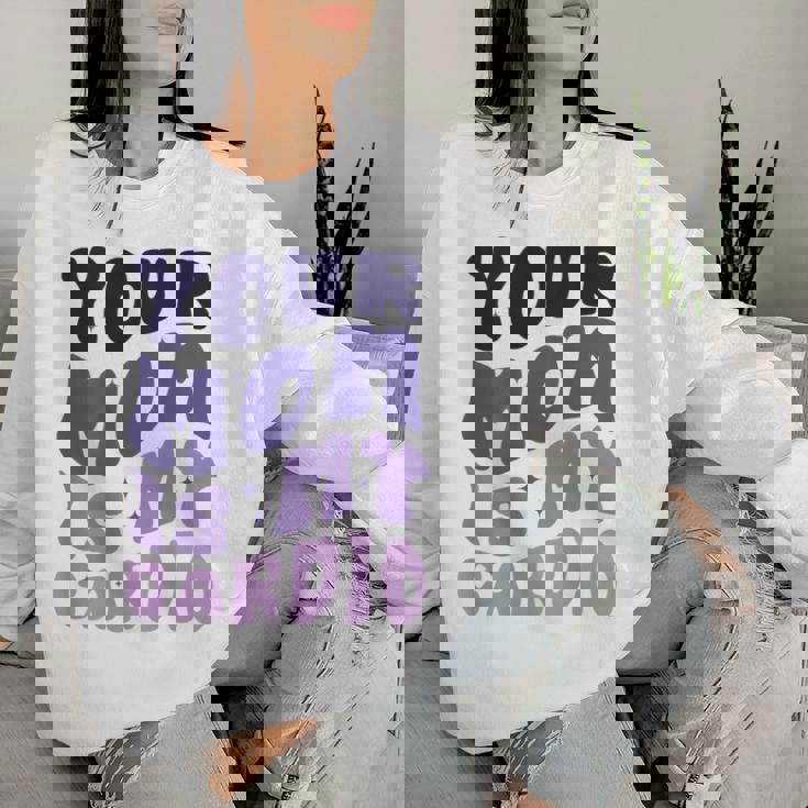 Your Mom Is My Cardio On Back 母の日 レディース メンズ レディーススウェットシャツ 彼女への贈り物