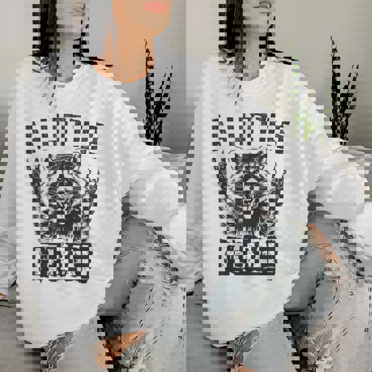 おもしろいアライグマのグラフィック 小さなフェラル 幼児 男の子 女の子 フェラル レディーススウェットシャツ 彼女への贈り物