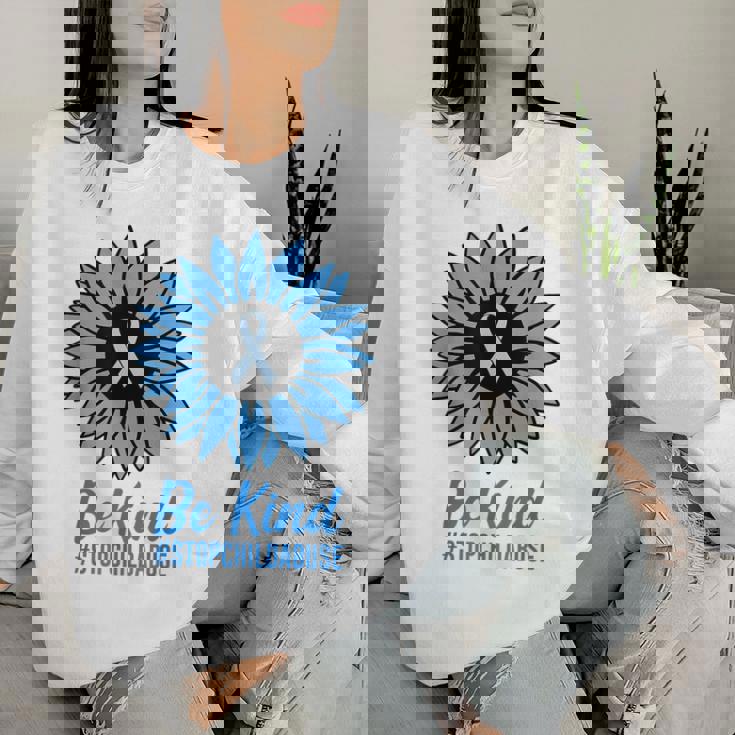 児童虐待防止 2025 Be Kind メンズ レディース キッズ レディーススウェットシャツ 彼女への贈り物