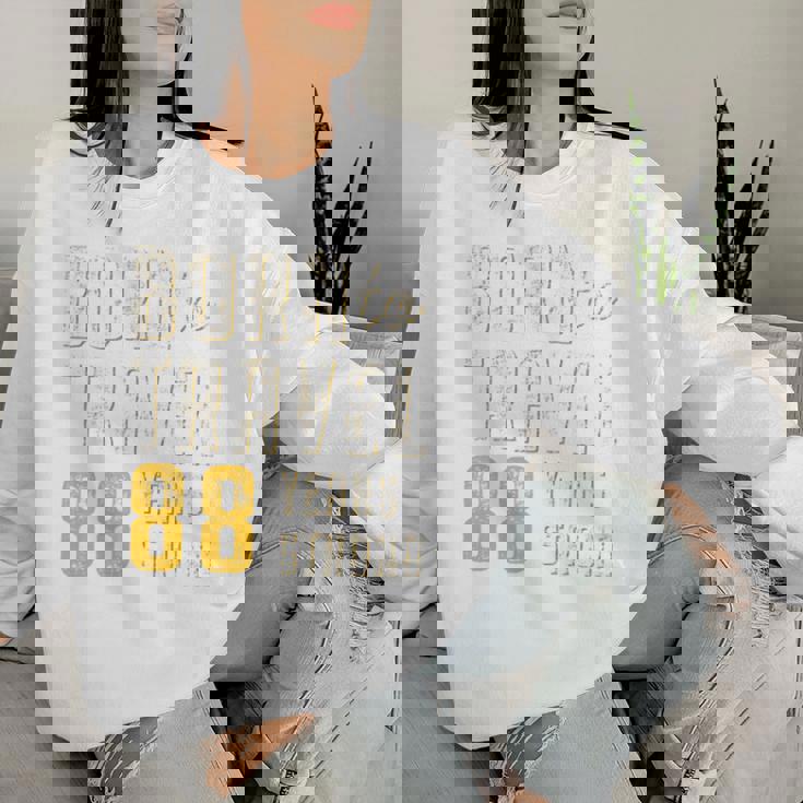 米寿祝い 旅行好き 父 母 男性 女性 88歳 レトロ おしゃれ 文字デザイン Born To Travel 長袖tシャツ レディーススウェットシャツ 彼女への贈り物