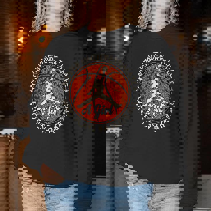 Basketball Never Underestimate A Girl Who Plays Basketball レディーススウェットシャツ 面白い贈り物