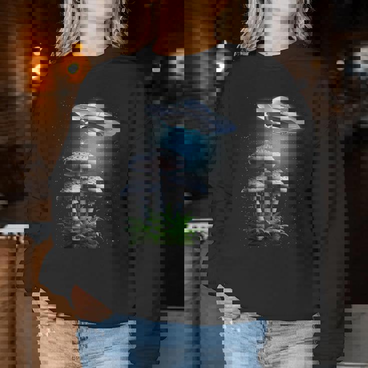 Ufo Hovering Over Weird Mushroomsci-Fi Magichrooms レディーススウェットシャツ 面白い贈り物