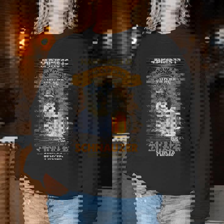 Happiness Is An Old Man With A Beerchnauzeritting Near Near レディーススウェットシャツ 面白い贈り物