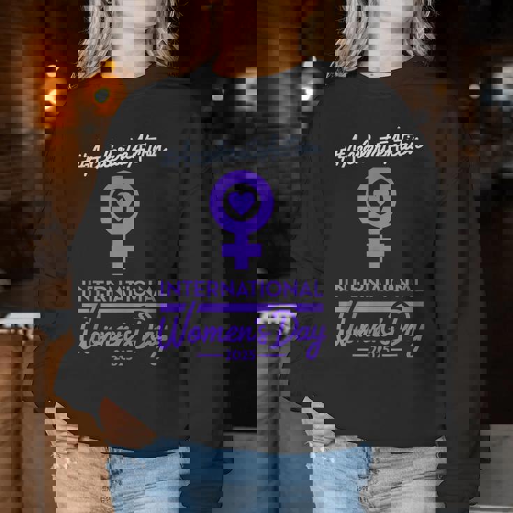 International Women's Day 2025 Accelerate Action Girls レディーススウェットシャツ 面白い贈り物