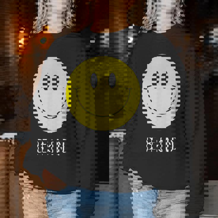 Be Kind かわいい イエロー スマイル フェイス シャツ スマイル フェイス ハピネス レディーススウェットシャツ 面白い贈り物