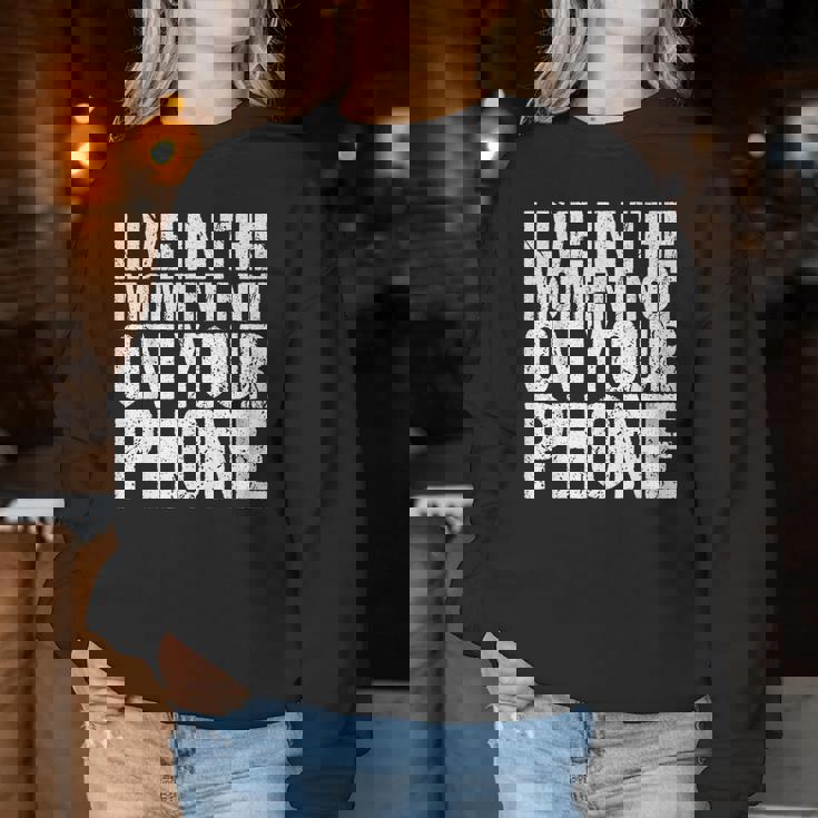 Live In The Moment Not On Your Phone Health Wellness レディーススウェットシャツ 面白い贈り物