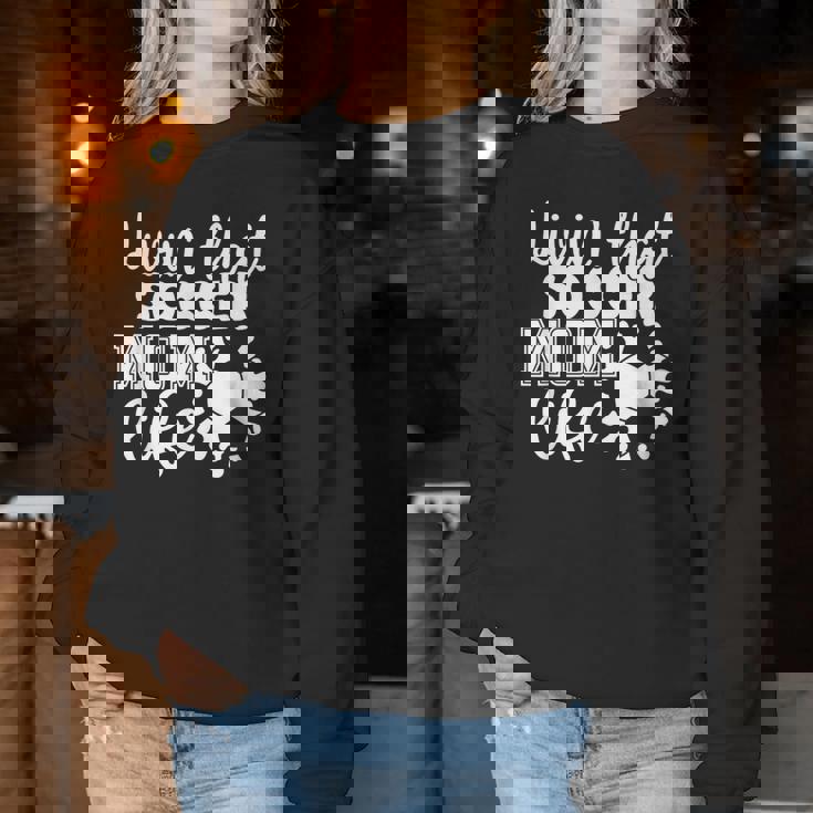 Livin' Thatoccer Mom Life ファニースポーツ 母の日 レディーススウェットシャツ 面白い贈り物