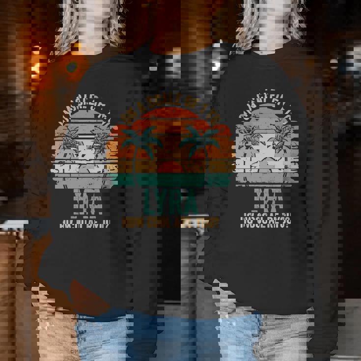 Lyra Cute Retro Girls Groovy Lyra Personalized Name 長袖tシャツ レディーススウェットシャツ 面白い贈り物