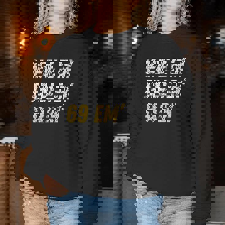 Wine Em Dine Em 69 Em 面白い セックス ジョーク 汚いユーモア レディーススウェットシャツ 面白い贈り物