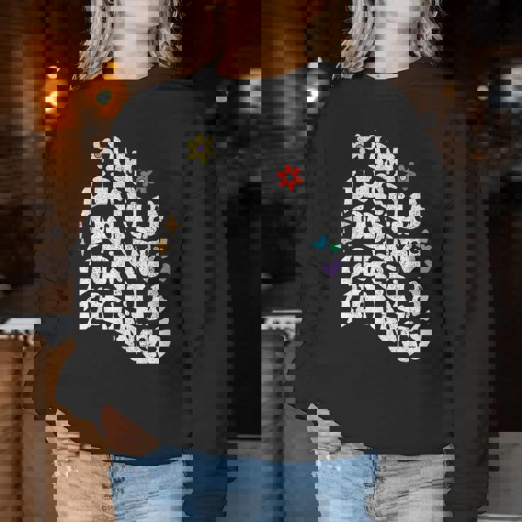 レトロ Groovy Im Lucila Doing Lucila Things 面白い母 レディーススウェットシャツ 面白い贈り物