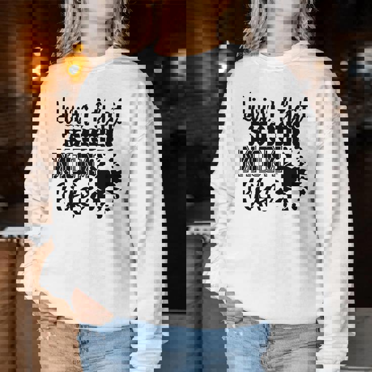 Livin' Thatoccer Mom Life ファニースポーツ 母の日 長袖tシャツ レディーススウェットシャツ 面白い贈り物