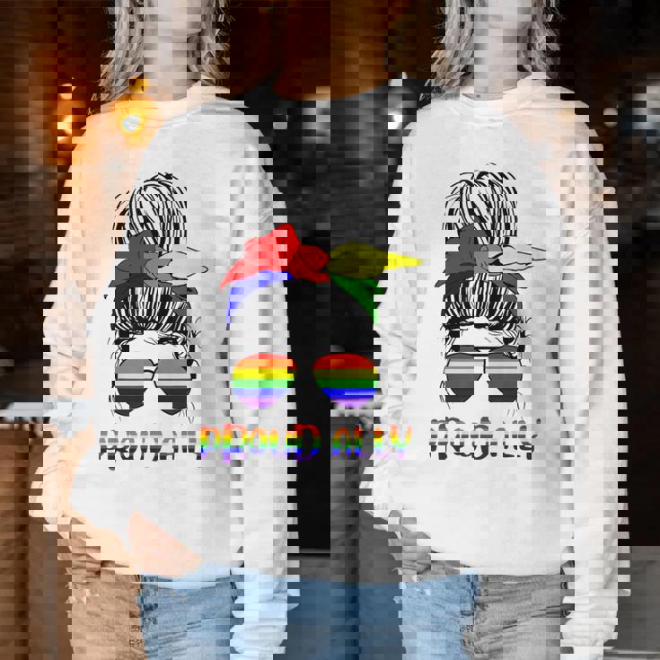 Messy Bun Proud Ally Pride Flag Love Lgbt レインボー サングラス レディーススウェットシャツ 面白い贈り物