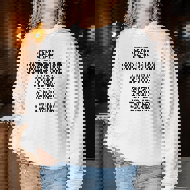 Never Underestimate A Publicchool Teacher Motivational レディーススウェットシャツ 面白い贈り物