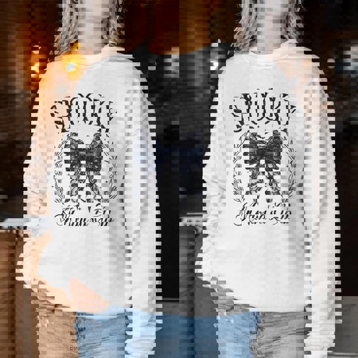 Spooky Mamas Club ソーシャル ハロウィン ダークコケット ブラック リボン レディーススウェットシャツ 面白い贈り物