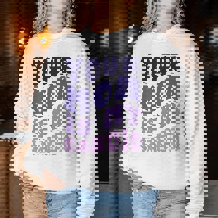 Your Mom Is My Cardio On Back 母の日 レディース メンズ レディーススウェットシャツ 面白い贈り物