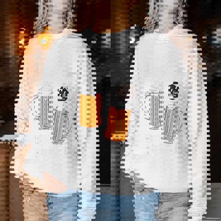 喜寿祝い ビール好き 酒好き 父 母 男性 女性 77歳お祝い Cheers To Embracing Life レディーススウェットシャツ 面白い贈り物