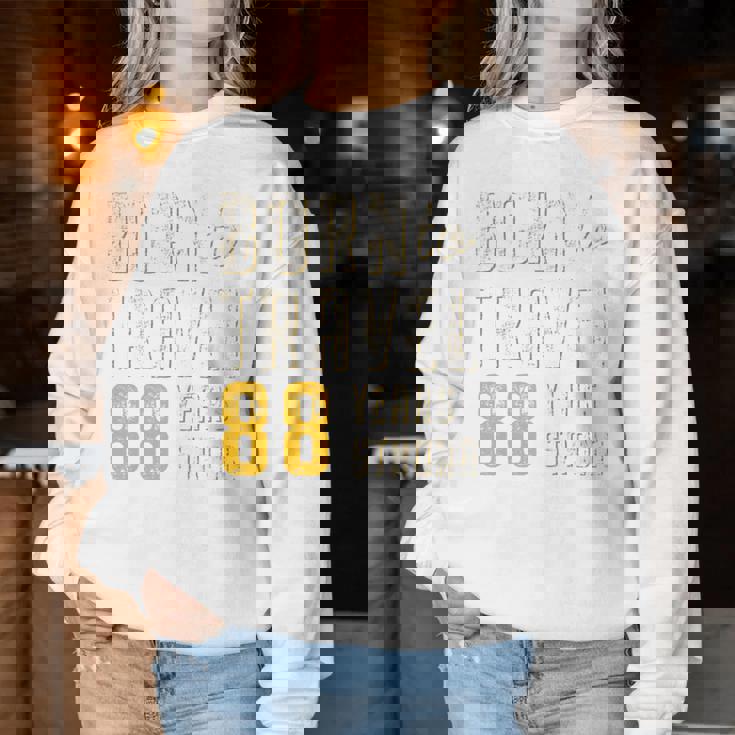 米寿祝い 旅行好き 父 母 男性 女性 88歳 レトロ おしゃれ 文字デザイン Born To Travel 長袖tシャツ レディーススウェットシャツ 面白い贈り物