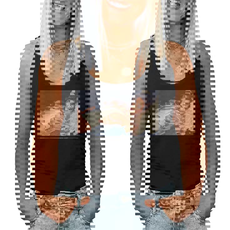 Girl On It 「ソファの上のセクシーなビキニモデル」 レディースタンクトップ