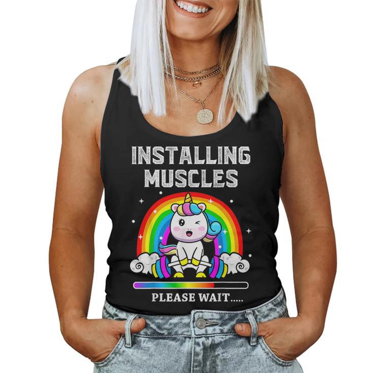 Instalación Del Entrenamiento De Levantamiento De Pesas Muscles Unicorn Rainbow Camiseta sin mangas para mujer