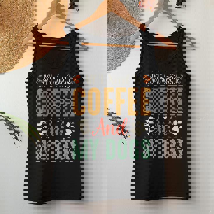 All I Need Is Coffee And My Dogs レディースタンクトップ 面白い贈り物