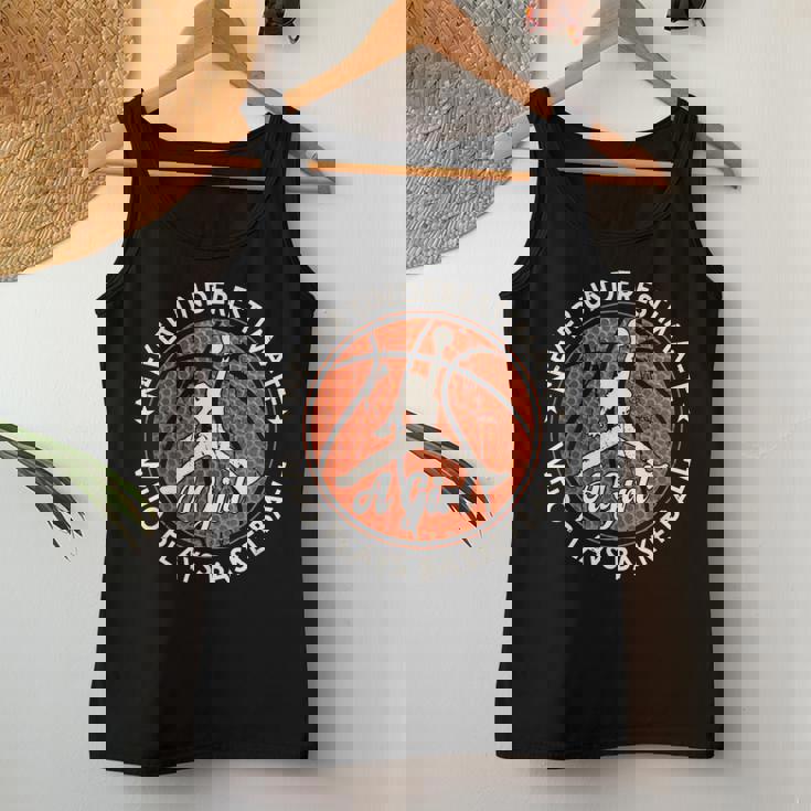 Basketball Never Underestimate A Girl Who Plays Basketball レディースタンクトップ 面白い贈り物