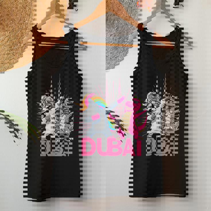 Dabbing ユニコーン 恐竜 男性 女性 男の子 女の子 キッズ ドバイ レディースタンクトップ 面白い贈り物