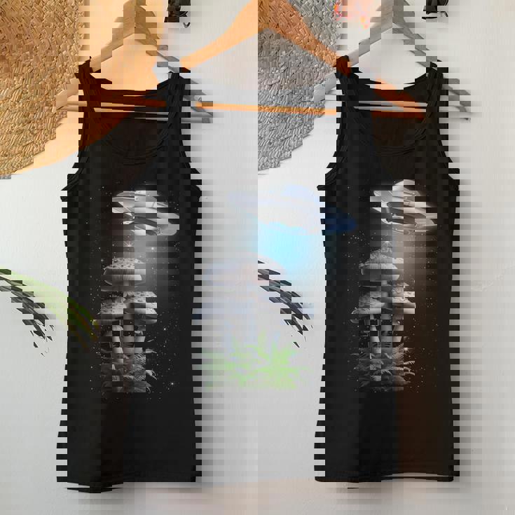 Ufo Hovering Over Weird Mushroomsci-Fi Magichrooms レディースタンクトップ 面白い贈り物