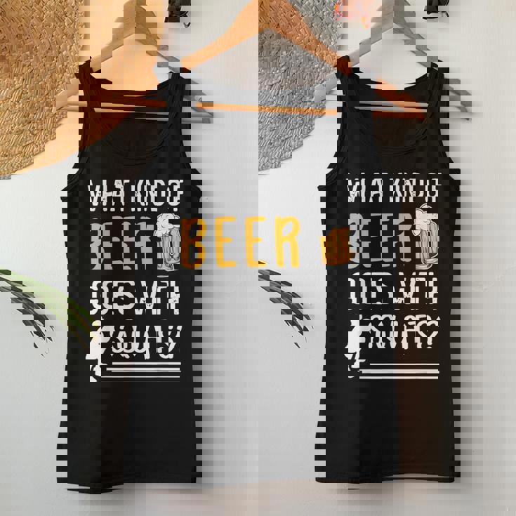 Workout Gym Meme For Beer Loversquats Joke レディースタンクトップ 面白い贈り物