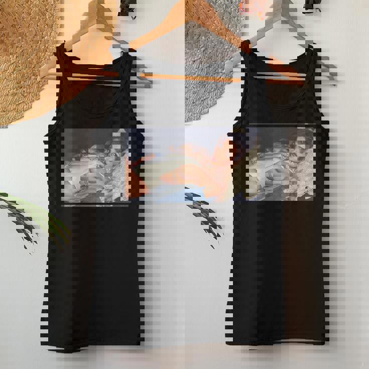 Girl On It 「ソファの上のセクシーなビキニモデル」 レディースタンクトップ 面白い贈り物