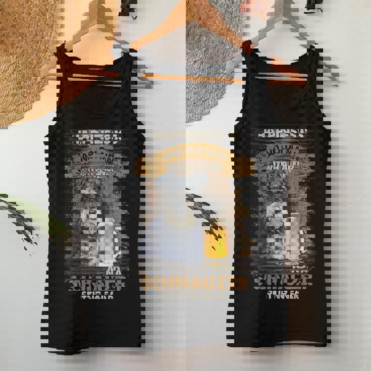 Happiness Is An Old Man With A Beerchnauzeritting Near Near レディースタンクトップ 面白い贈り物