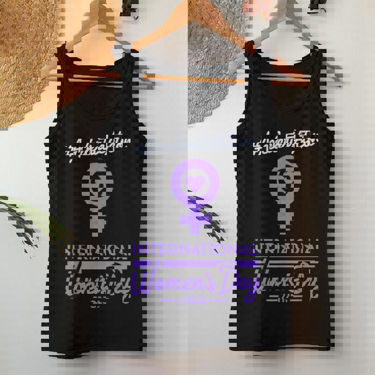 International Women's Day 2025 Accelerate Action Girls レディースタンクトップ 面白い贈り物