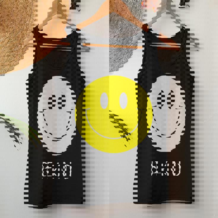 Be Kind かわいい イエロー スマイル フェイス シャツ スマイル フェイス ハピネス レディースタンクトップ 面白い贈り物