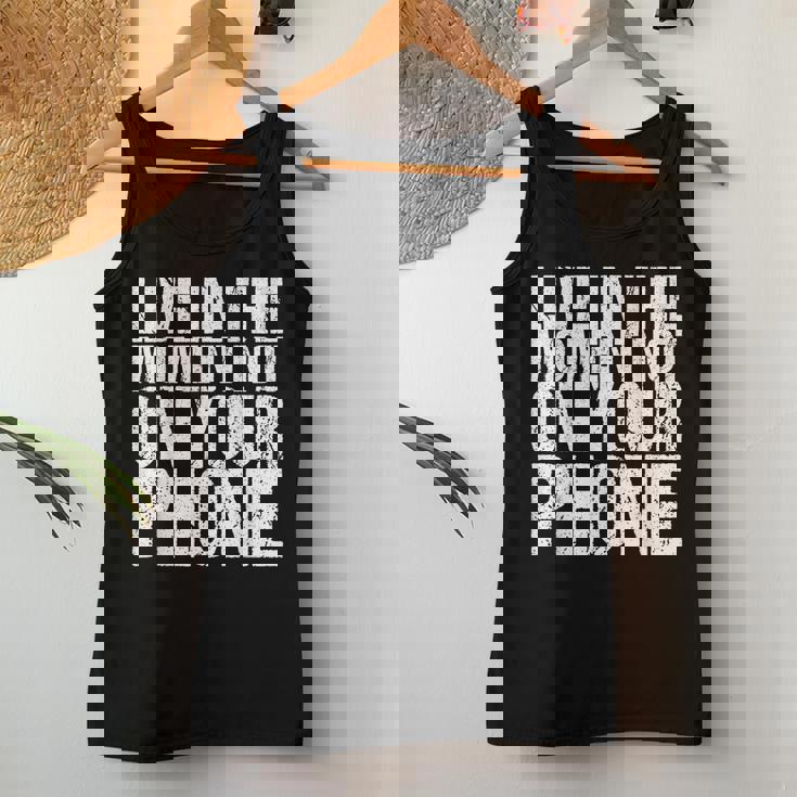 Live In The Moment Not On Your Phone Health Wellness レディースタンクトップ 面白い贈り物