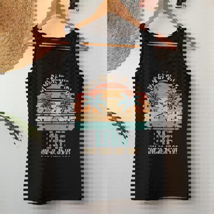 Lyra Cute Retro Girls Groovy Lyra Personalized Name 長袖tシャツ レディースタンクトップ 面白い贈り物