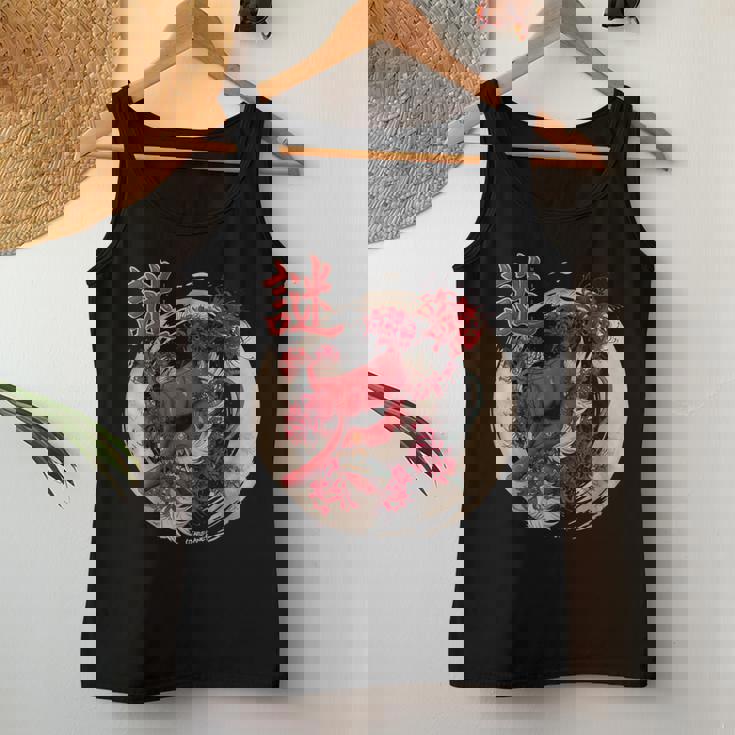 Redpider Lily の 彼岸花 または ヒガンバナ と 日本の天狗の面 の グラフィック レディースタンクトップ 面白い贈り物