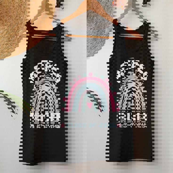 Retired Teacher Class Of 2025 Rainbow Retro Graduation レディースタンクトップ 面白い贈り物