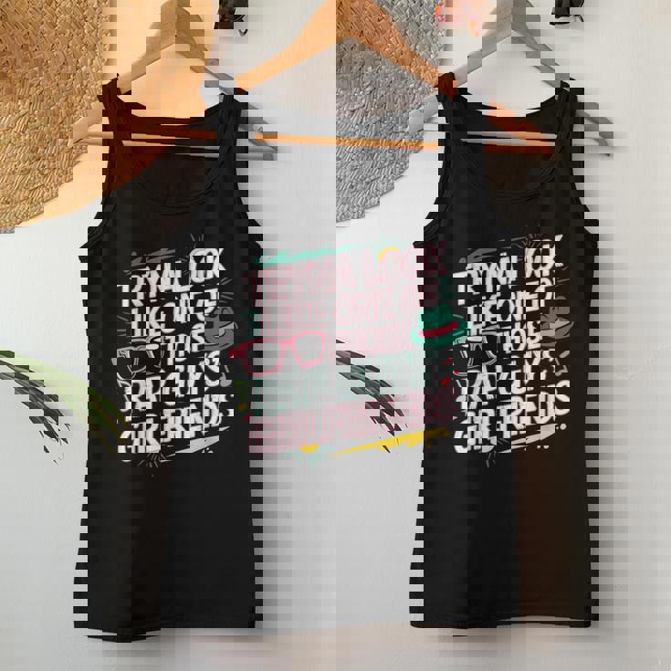 Tryna Look Like One Of Those Rap Guys Girlfriends レディースタンクトップ 面白い贈り物