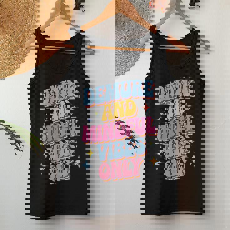 Very Demureery Mindfulibes Only Cute Retro Girls レディースタンクトップ 面白い贈り物