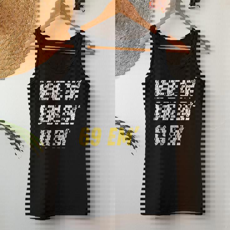 Wine Em Dine Em 69 Em 面白い セックス ジョーク 汚いユーモア レディースタンクトップ 面白い贈り物