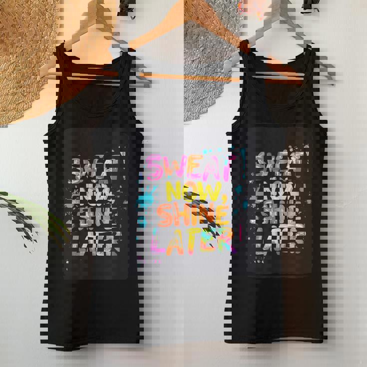 カラフルな汗が今輝き、男の子と女の子のためのステートメント。 レディースタンクトップ 面白い贈り物