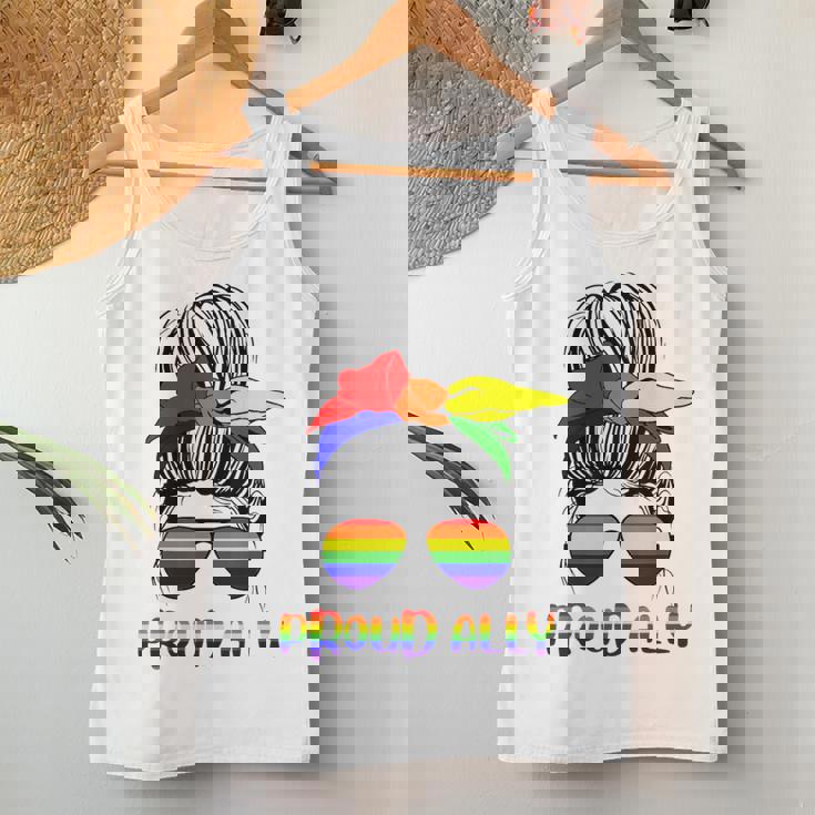 Messy Bun Proud Ally Pride Flag Love Lgbt レインボー サングラス レディースタンクトップ 面白い贈り物