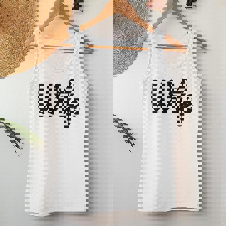 【Wife】妻 嫁 奥さん シンプル おしゃれ 英語 英文字 夫婦お揃い 結婚祝い カップル ペアルック おもしろ ペア レディースタンクトップ 面白い贈り物