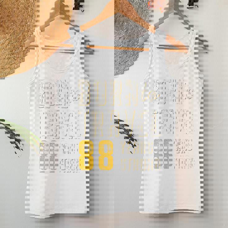 米寿祝い 旅行好き 父 母 男性 女性 88歳 レトロ おしゃれ 文字デザイン Born To Travel 長袖tシャツ レディースタンクトップ 面白い贈り物