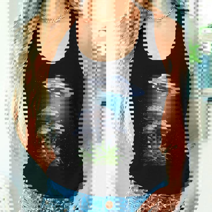 Ufo Hovering Over Weird Mushroomsci-Fi Magichrooms レディースタンクトップ 彼女への贈り物