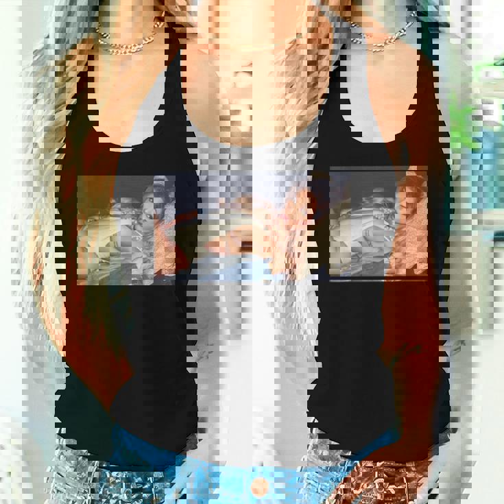 Girl On It 「ソファの上のセクシーなビキニモデル」 レディースタンクトップ 彼女への贈り物