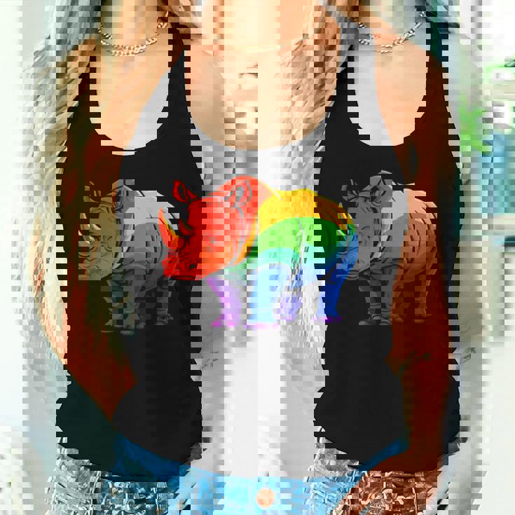 Lgbt 力強い虹色のサイ Rainbow Rhinoceros Graphic レディースタンクトップ 彼女への贈り物