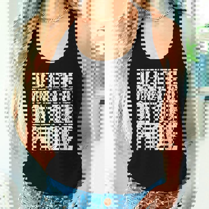 Live In The Moment Not On Your Phone Health Wellness レディースタンクトップ 彼女への贈り物