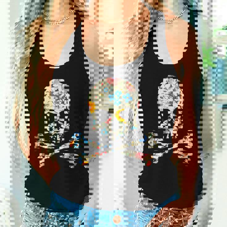 ジョリー・ロジャーのシルエット 花柄 スカル＆クロスボーン レディースタンクトップ 彼女への贈り物