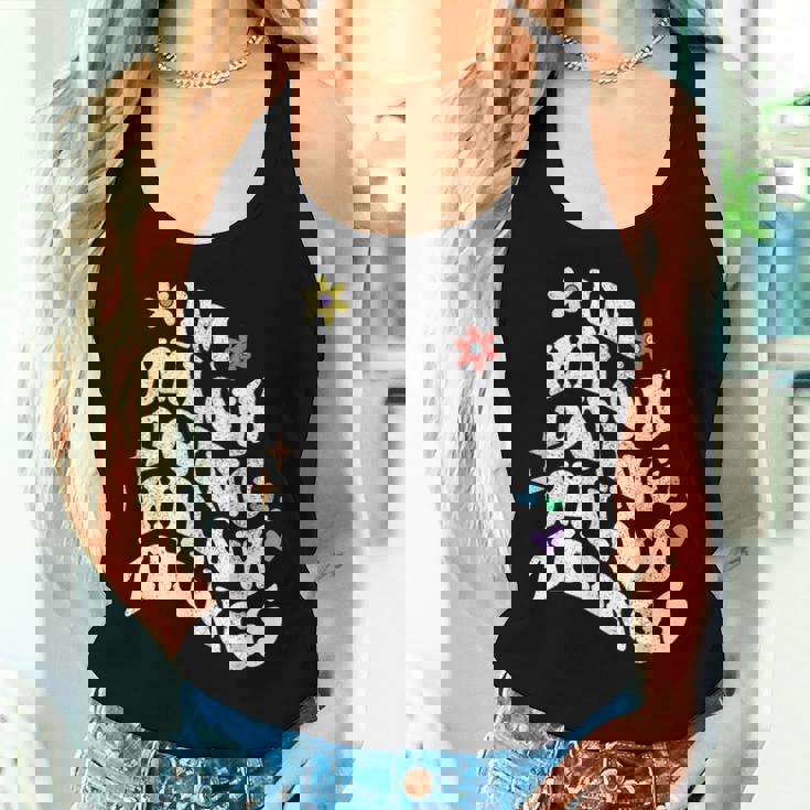 レトロ Groovy Im Wilow Doing Wilow Things おもしろ 母の日 レディースタンクトップ 彼女への贈り物