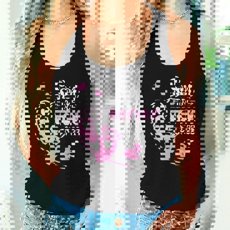 近日公開 2025Oon To Be Mom Est 2025 レディースタンクトップ 彼女への贈り物